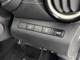 衝突被害軽減ブレーキと横滑り防止装置のスイッチです。通常はオン状態で使用するため、触りにくい位置に配置されています。