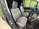 運転席まわりには十分なスペースがあり、大柄な方でもゆったり運転していただける環境です。