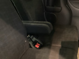 乗るたびに感じるさりげない心地よさ。後部座席のアームレストが快適な空間を演出します。