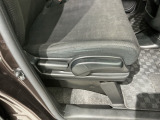 シートハイトアジャスターが付いているので運転姿勢を調整するのに便利ですね。身長に合ったシートポジションは安全運転や疲労軽減にもつながります。