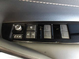 パワーウィンドウスイッチで運転席から全席の窓の開閉ができます。