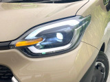 【LEDヘッドライト】悪天候や夜間走行時も良好な視界を確保し安心して運転できる高輝度LEDヘッドライトを装備!点灯速度が早く、消費電力も抑えられています。