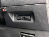 【ETC装備】高速道路料金所での小銭の出し入れや雨天時における窓の開閉などの煩わしさから解放されます。料金所をスムーズに通過でき、快適です。