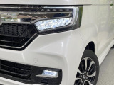 【LEDヘッドライト】悪天候や夜間走行時も良好な視界を確保し安心して運転できる高輝度LEDヘッドライトを装備!点灯速度が早く、消費電力も抑えられています。