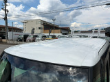 目立つキズ凹み等はありませんが、中古車という商品の特性ルーフには子キズや塗装しみがあります