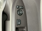 狭い駐車場で便利な電動格納ドアミラーが付いています。