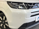 【LEDヘッドライト】悪天候や夜間走行時も良好な視界を確保し安心して運転できる高輝度LEDヘッドライトを装備!点灯速度が早く、消費電力も抑えられています。