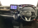 車内は光触媒抗菌消臭施工済です。インパネ周りはスタイリッシュなデザインで機能や装備も充実しています。グローブボックスやカップホルダーのほかにトレーなどたくさんの収納スペースが付いています。