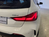 L字型リアコンビランプ:BMWの伝統的なデザインのひとつです。夜間でも誰が見てもBMWとわかる印象的なデザイン。