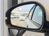 ブラインドスポットインフォメーションは走行中、斜め後ろに車両を感知すると、ドアミラー上のマークを点灯してお知らせします