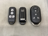 スマートキー付きですからドアロックの開閉およびエンジンスタートが楽々です。電動スライドドアの開け閉めもボタンで操作できます。加えて、純正リモコンエンジンスターター用の操作キーもついています。