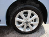 日産純正のアルミホイールが装着されてます。ボディデザインとマッチしておりおしゃれです。