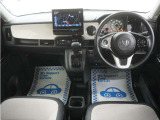 運転にかかわる様々な操作を安全に行えるように視点移動が少なく、操作性に配慮されたスイッチ類が凝縮されたコクピットです。