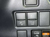 レーンディパーチャーアラートとは車線または走路からの逸脱の可能性を警告すると共に、車線または走路からの逸脱を避けるためのハンドル操作の一部を支援する機能です。詳細は販売店スタッフまでおたずねください。