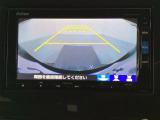 バックでの車庫入れも安心です! リアカメラが付いているバックモニター付のナビを装備しております。操作線もついており距離感も画面から確認できます。