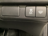 VSA装備車です。VSAはドライバーの操作と車の動きを見守っています。もし車の挙動が乱れたとき、4輪別々にブレーキをかけたり、エンジンパワーをしぼることによって車を安定させます。