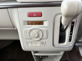 車内の室温を自動で一定に保ってくれる便利なオートエアコンが付いています。温度を設定するとクルマがエアコン噴出し温度を上げたり下げたり風量を変えたりしてくれるので運転に集中が出来ます。
