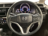 ハンドルにHondaセンシング系のクルーズコントロールやレーンキープアシストなどの操作スイッチが装備されています。ハンドルから手を離さず安全に操作できます。
