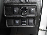 運転席右側にはエマージェンシーブレーキ、VDC、LDW(車線逸脱警報)等の操作スイッチが有ります。