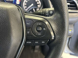 前方の車との車間を設定し、スピードを上げたり緩めたりを自動で行ってくれる追尾式の「レーダークルーズ」。上級装備の一つです!高級車にしかつかない嬉しい機能です。