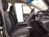 女性でも運転がしやすいように、シートの高さ調整機能(シートリフター)がついています。広い足元にゆったり座れるシートには肘掛も装備しており長距離の運転でも疲れにくいシートです。