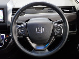 ハンドル左側にはオーディオ操作が出来るオーディオリモートコントロールスイッチ、右側にはHonda SENSINGとオートクルーズコントロールのスイッチを装備!