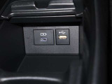 充電ケーブルなど電源ソケットも装備しています。