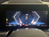 【ⅰドライブナビゲーション】文字情報も鮮明に表示する高解像度カラーディスプレイを採用。視認性に優れた地図デザインと特徴的な建造物を目印にした描写表示で現在位置を把握できます。地図データの更新も可能です