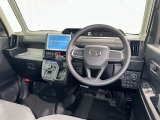 運転席まわりです。 各操作スイッチは使いやすい位置に配置されてます。