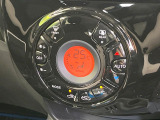 【オートエアコン】一度お好みの温度に設定すれば、車内の温度を検知し風量や温度を自動で調整。暑い&hellip;寒い&hellip;と何度もスイッチ操作をする必要はありません。快適な車内空間には必須の機能ですね♪