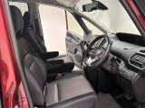 ゆったりとくつろげて、使いやすい運転席