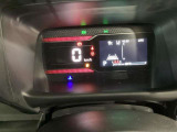 メーター周りもシンプルで視認性もバッチリ☆走行距離は入庫時のもので移動や試乗等により距離が増える可能性がございます。