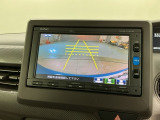 リバースギアに入れるだけで後方の表示へ切り替わります。夜間や雨の日の駐車も楽になりますよ。