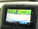 【バックカメラ】駐車時に後方がリアルタイム映像で確認できます。大型商業施設や立体駐車場での駐車時や、夜間のバック時に大活躍!運転スキルに関わらず、今や必須となった装備のひとつです!