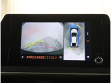 【パノラマモニター】に搭載した4つのカメラにより、車を真上から見ているような映像を表示。運転席から確認しにくい車両周囲の状況を把握できます。