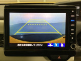 バックでの車庫入れも安心です! リアカメラが付いているバックモニター付のナビを装備しております。操作線もついており距離感も画面から確認できます。