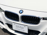 左右のキドニー・グリルの中心にはBMWのエンブレムが鎮座し、個性を放つデザイン性を兼ね備えました。