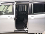 スライドドアの良いところは、乗り降りしやすく、隣の車両にドアをぶつける心配がないことですよね。両側電動スライドドアですから、運転席から開け閉めが操作できますよ。
