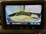 リバースギアに入れるだけで後方の表示へ切り替わります。夜間や雨の日の駐車も楽になりますよ。