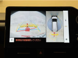 真上から見下ろしたような視点で車とその周囲を確認出来る画面と、車両後方を映し出すバックモニター画面の2つを表示してくれます。