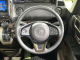 インテリアに合わせたデザインのステアリングは、運転される方のことも考え、運転しやすい形状、大きさです。是非一度、実際に触ってお確かめください。