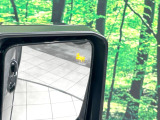 【ブラインドスポットモニター】走行中、ドアミラーの死角になりやすい箇所に後続車が接近するとサイドミラーのレンズに警告を表示!ドライバーに注意喚起をしてくれます。