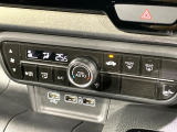 【オートエアコン】一度お好みの温度に設定すれば、車内の温度を検知し風量や温度を自動で調整。暑い&hellip;寒い&hellip;と何度もスイッチ操作をする必要はありません。快適な車内空間には必須の機能ですね♪