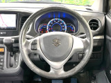 インテリアに合わせたデザインのステアリングは、運転される方のことも考え、運転しやすい形状、大きさです。是非一度、実際に触ってお確かめください。