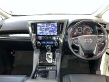 運転席周りのレイアウトをご覧ください。ナビゲーションが綺麗に装着されすっきり収まってますね!
