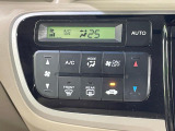 【オートエアコン】一度お好みの温度に設定すれば、車内の温度を検知し風量や温度を自動で調整。暑い&hellip;寒い&hellip;と何度もスイッチ操作をする必要はありません。快適な車内空間には必須の機能ですね♪