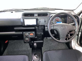 運転席周りのレイアウトをご覧ください。ナビゲーションが綺麗に装着されすっきり収まってますね!