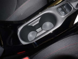 運転席助手席用のドリンクホルダーです ペットボトルも収まります