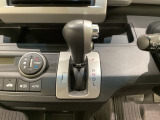 CVT車のセレクトレバーです。低速から高速まで、変速ショックのないスムーズな走りを実現するとともに、エンジン効率のよい領域を維持することで燃費にも貢献します。