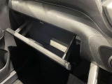 出し入れしやすいグローブボックス。